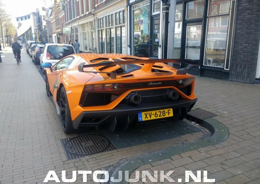 Oranje supercar aventador svj