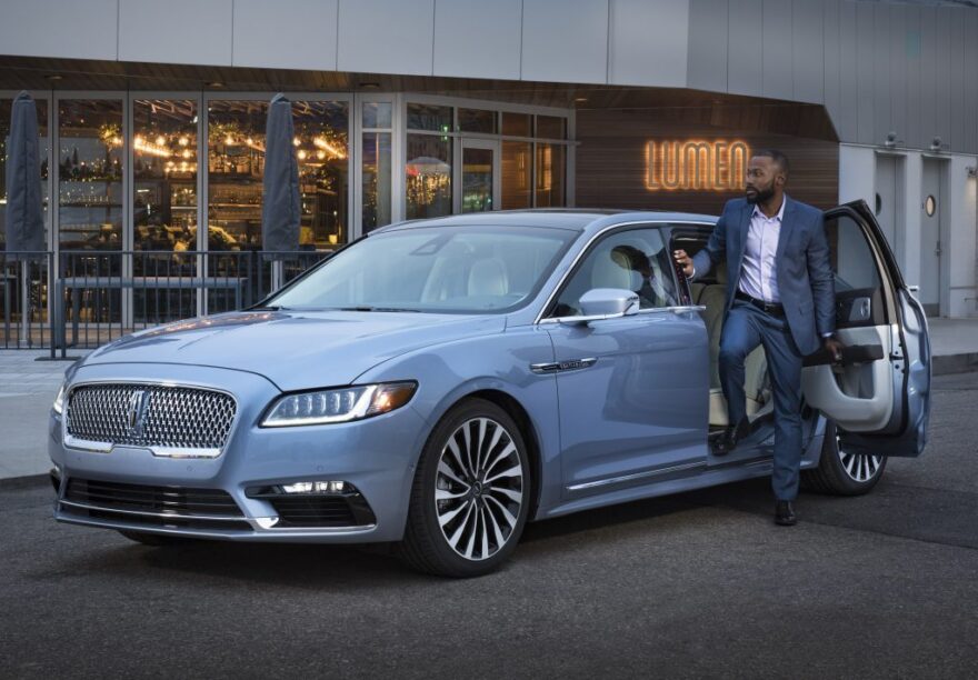 auto's met bijzondere achterdeuren - Lincoln Continental 80th Anniversary Coach Door Edition