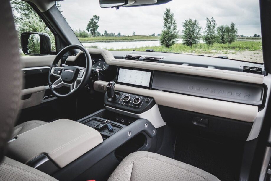 Interieur Land Rover Defender rijtest