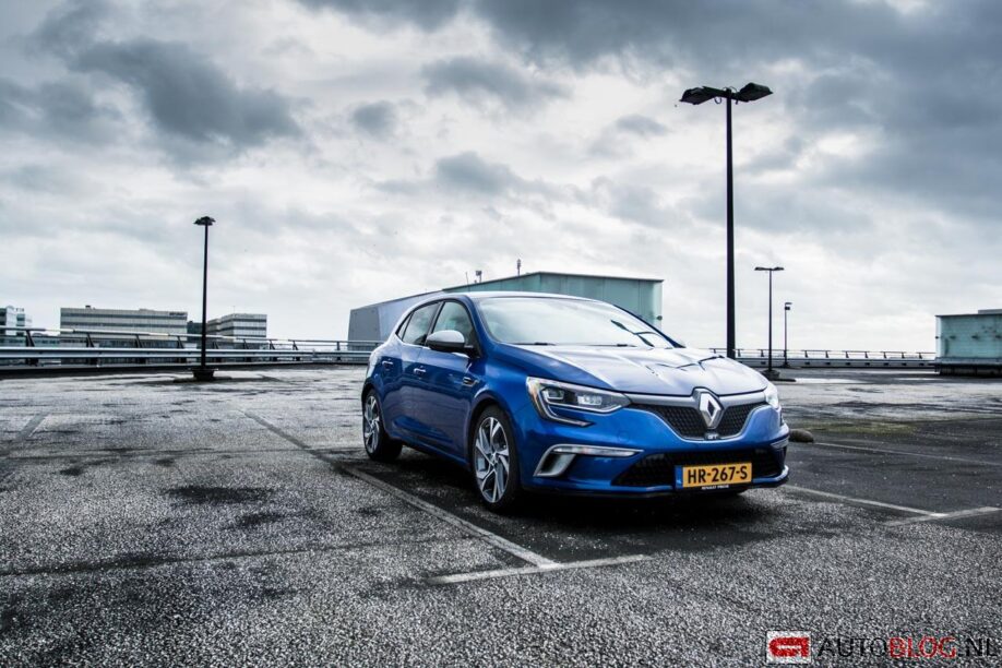De Renault Mégane van schuin van voren
