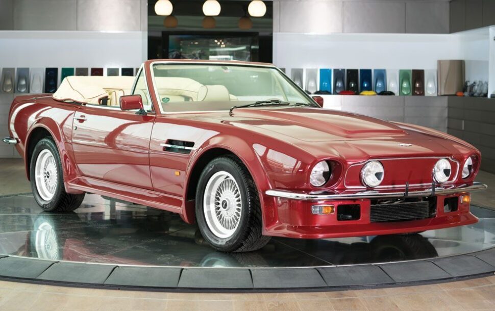 Aston Martin V8 Vantage Volante, die verkocht werd op de online veiling van RM Sotheby's