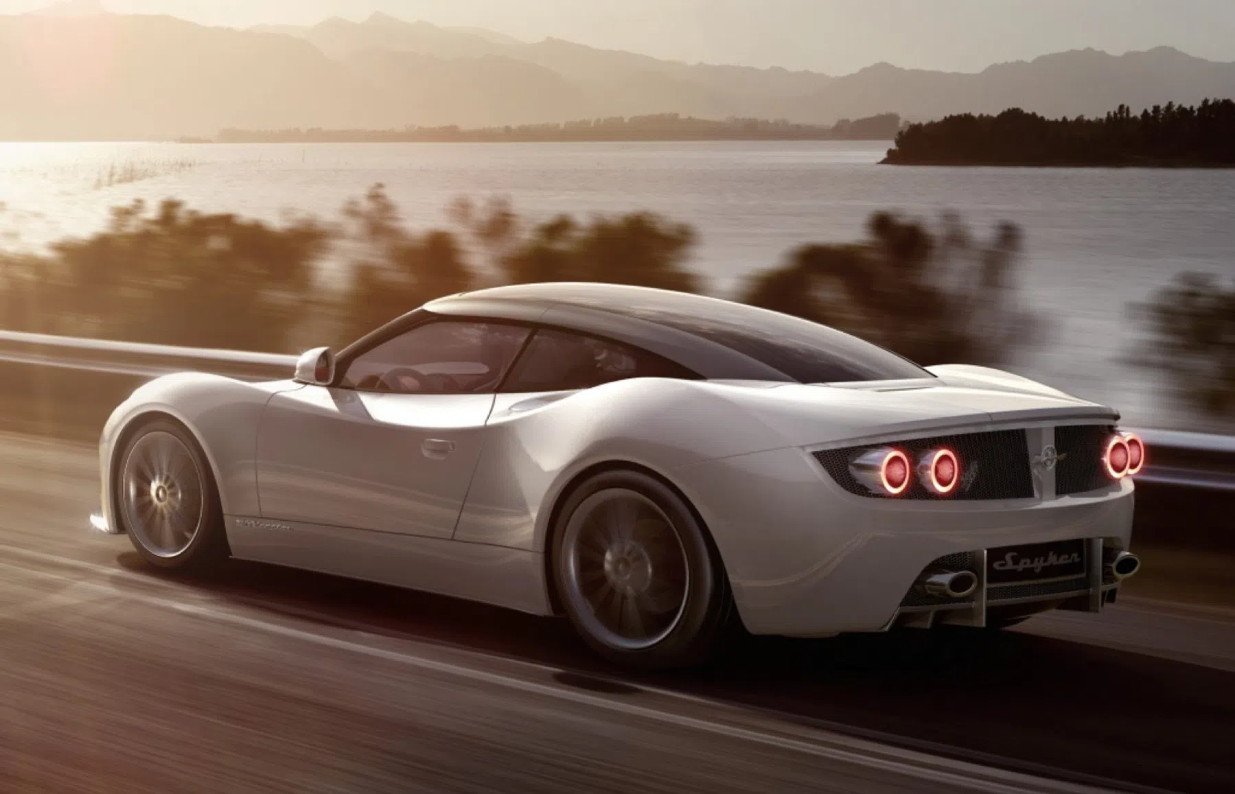 Aan ambities heeft het nooit gelegen bij Spyker. Je zou zeggen dat de extroverte en flamboyante ontwerpen kunnen wedijveren met die van Zagato. Welnee, Zagato gaat nog even een stapje of 3 verder en dat hebben ze ook gedaan met de Spyker C12 Zagato. Een bloedmooie auto is het niet, alhoewel je de C12 Zagato in het echt moet zien om ‘m goed te kunnen waarderen.