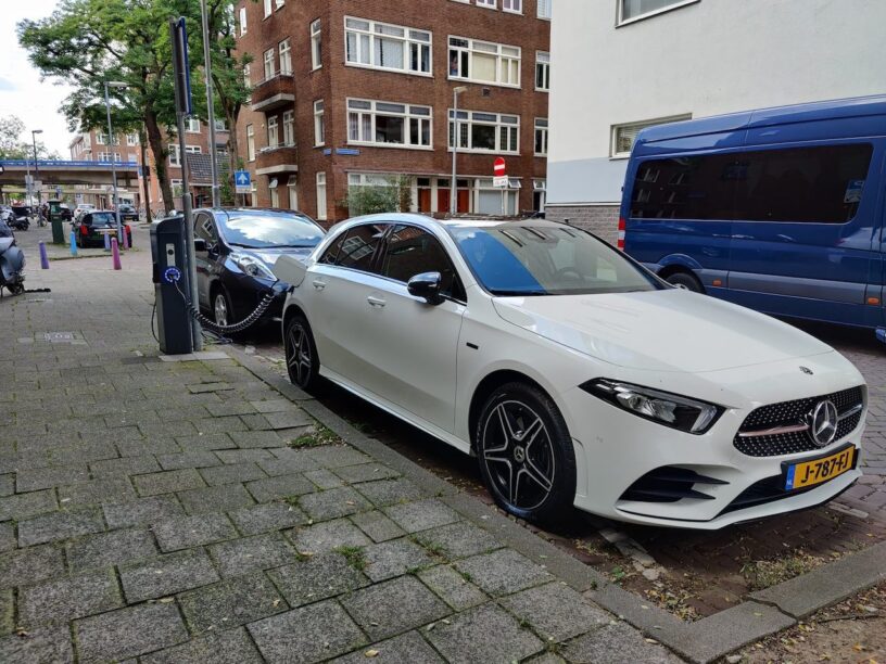 Autoblog Garage Mercedes A250e opladen in de stad