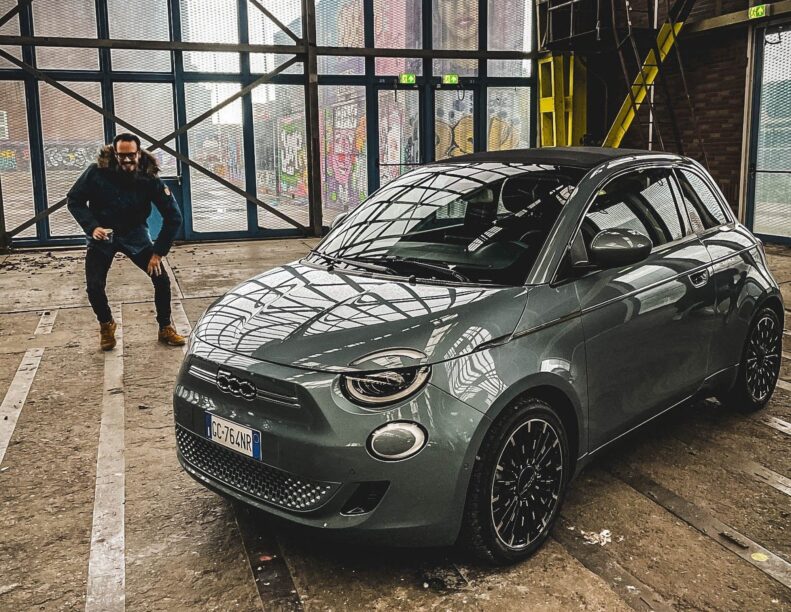 Elektrische Fiat 500 met influencer