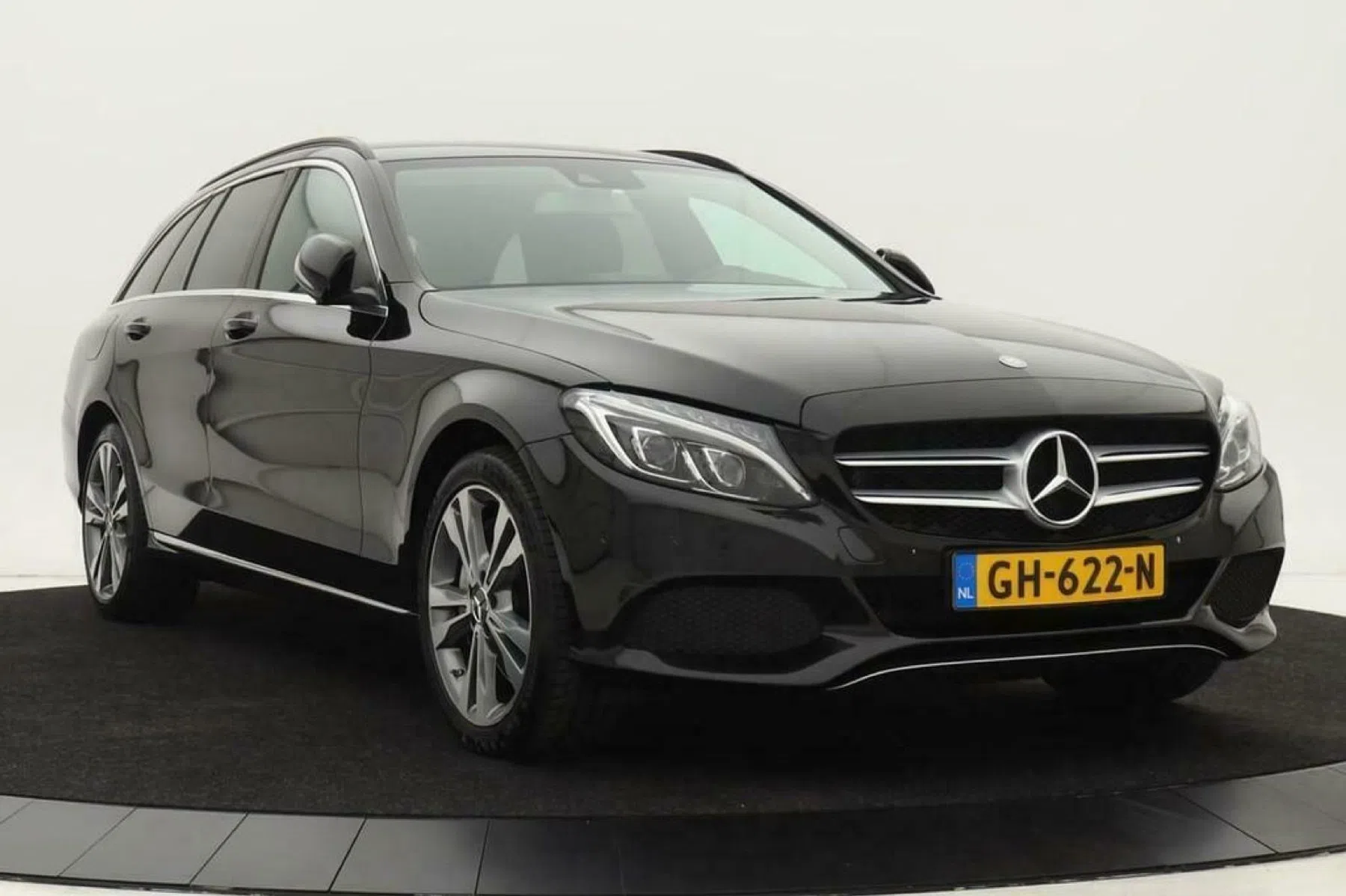 piepjonge Benz met 5 ton