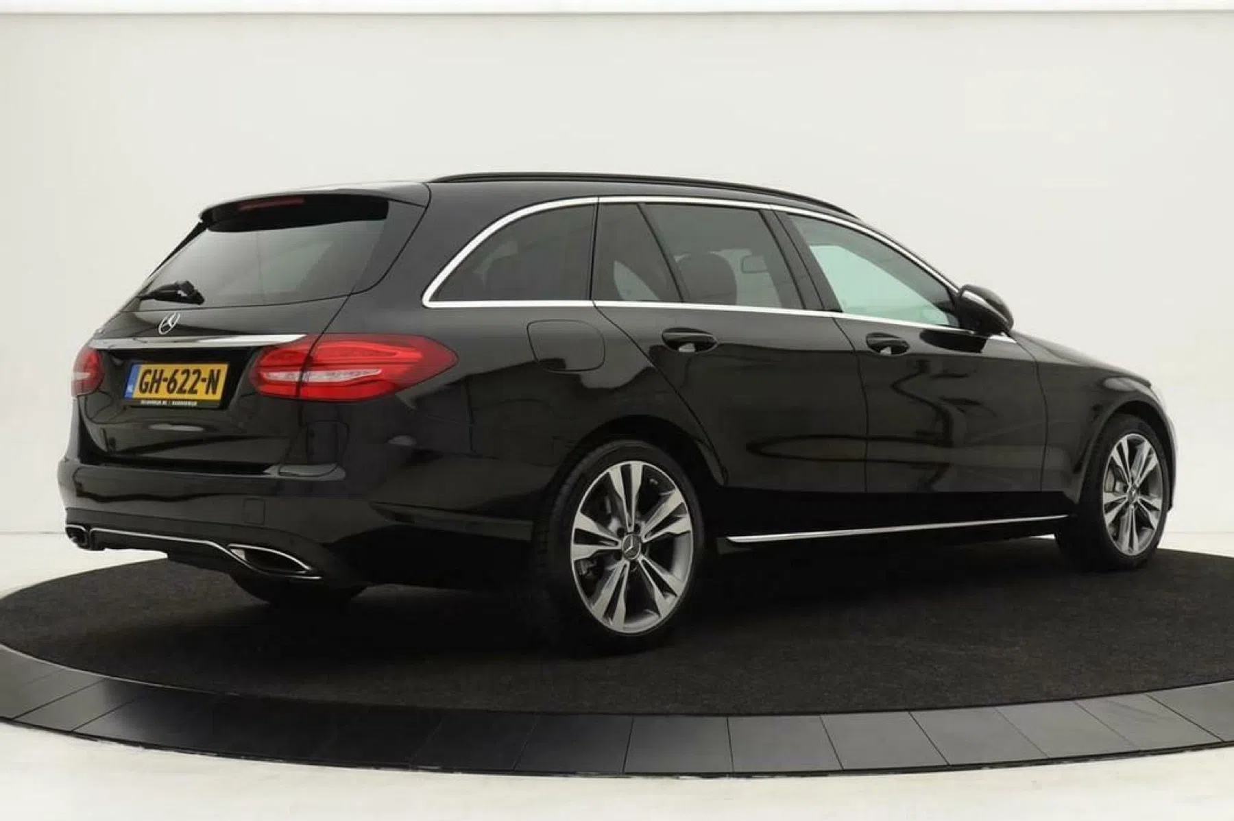 piepjonge Benz met 5 ton