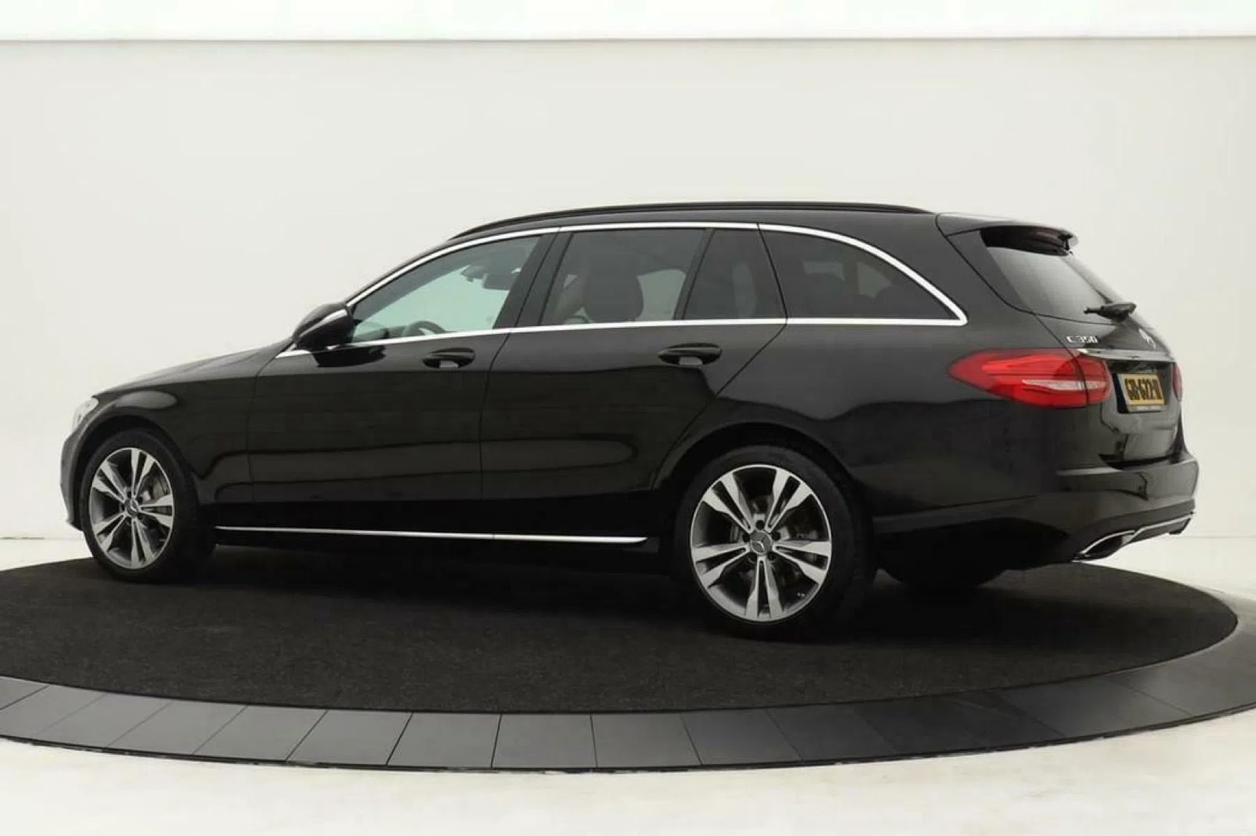 piepjonge Benz met 5 ton
