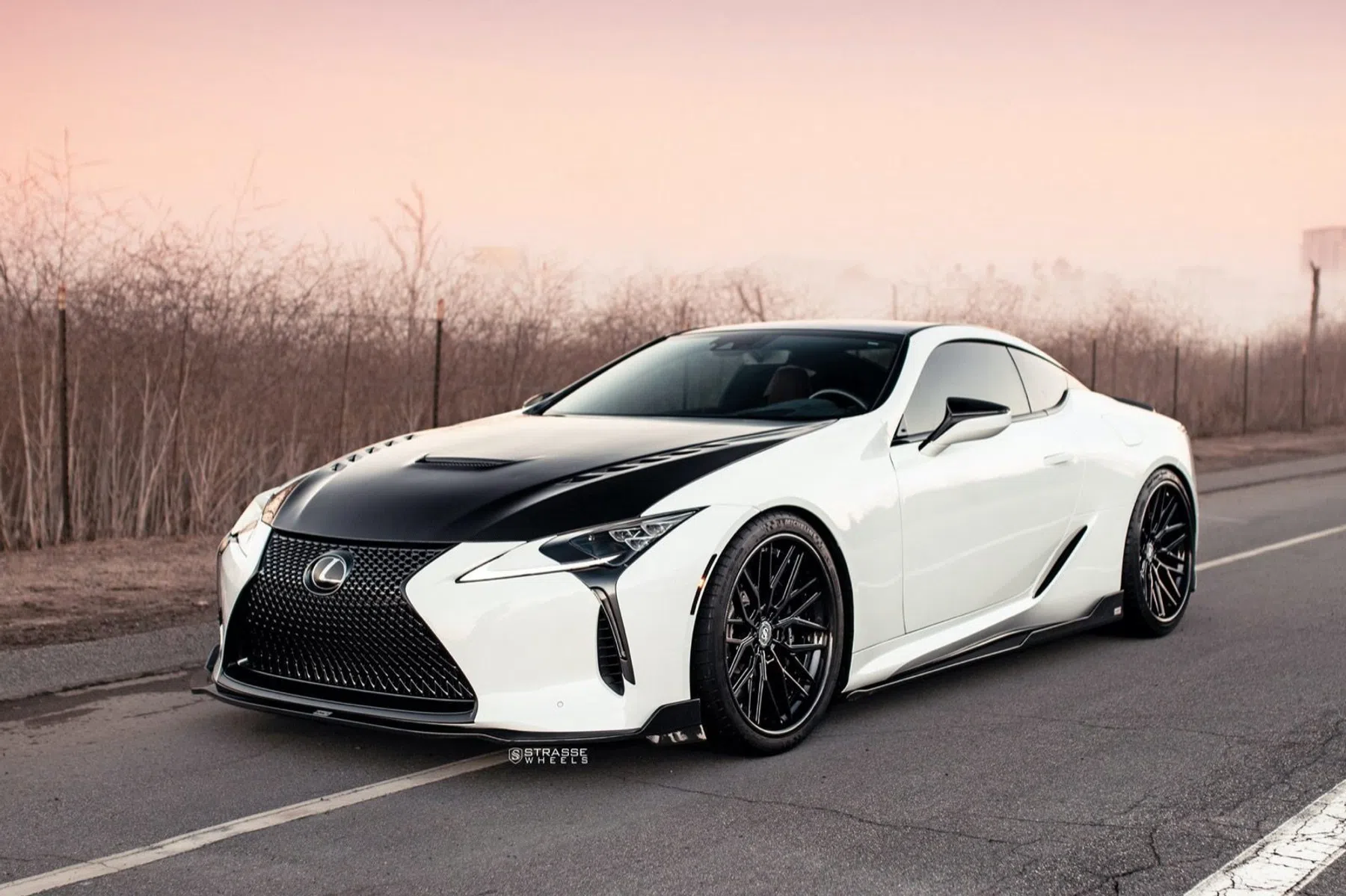 Strasse Lexus LC