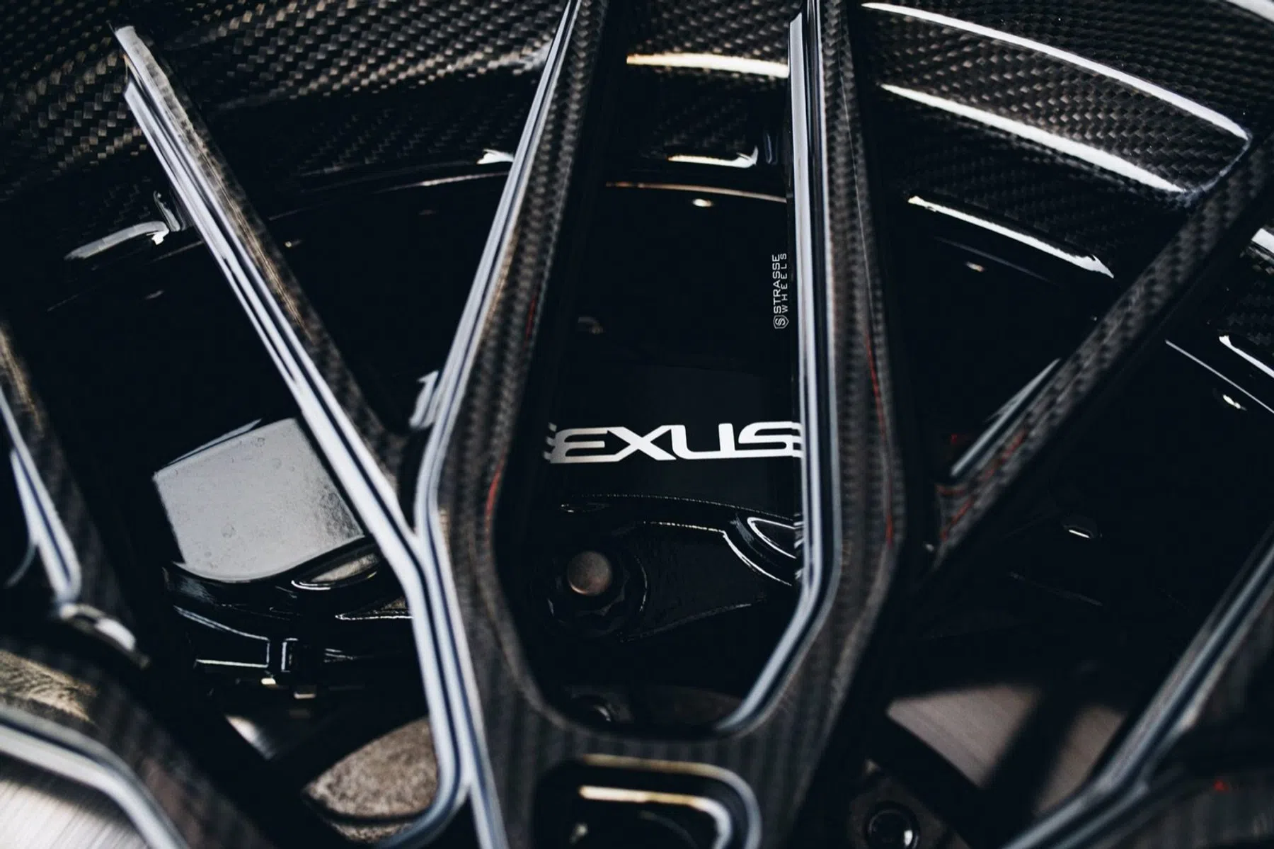 Strasse Lexus LC