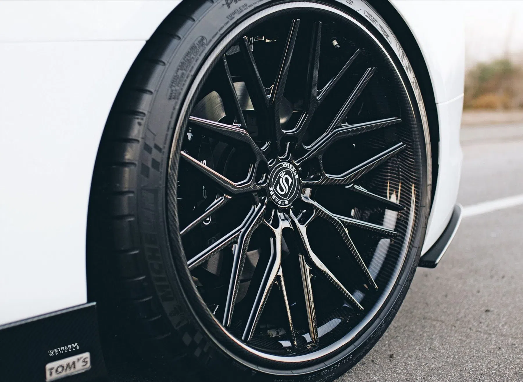 Strasse Lexus LC