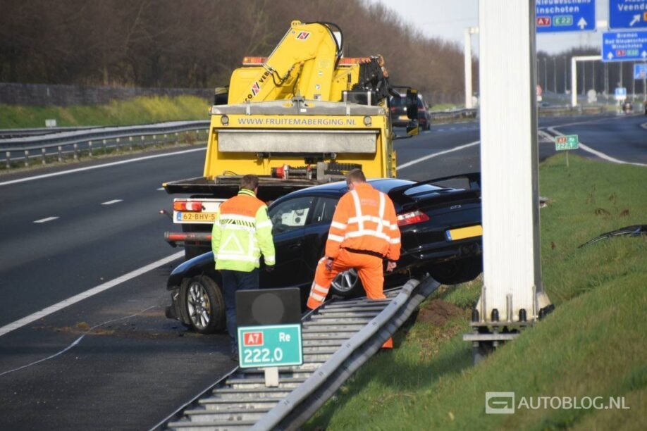 Porsche 997 GT3 belandt in de vangrail op de A7