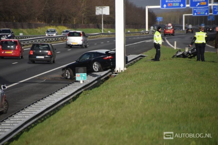 Porsche 997 GT3 belandt in de vangrail op de A7