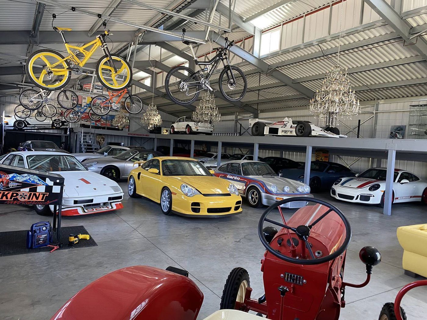 Deze ultieme Porsche-garage staat nu te koop
