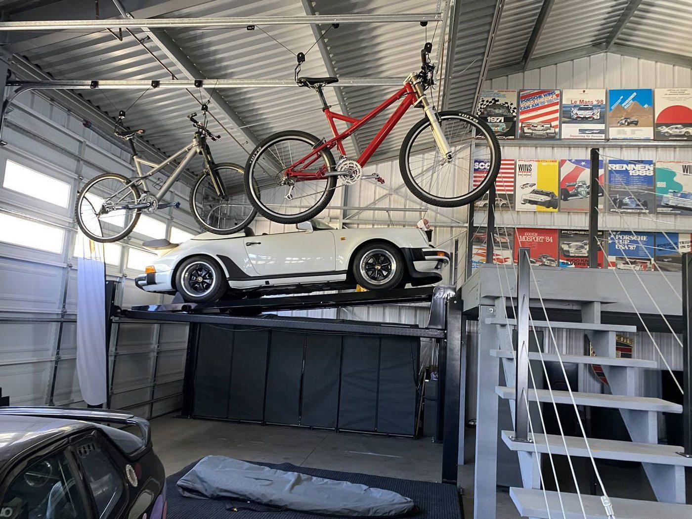 Deze ultieme Porsche-garage staat nu te koop