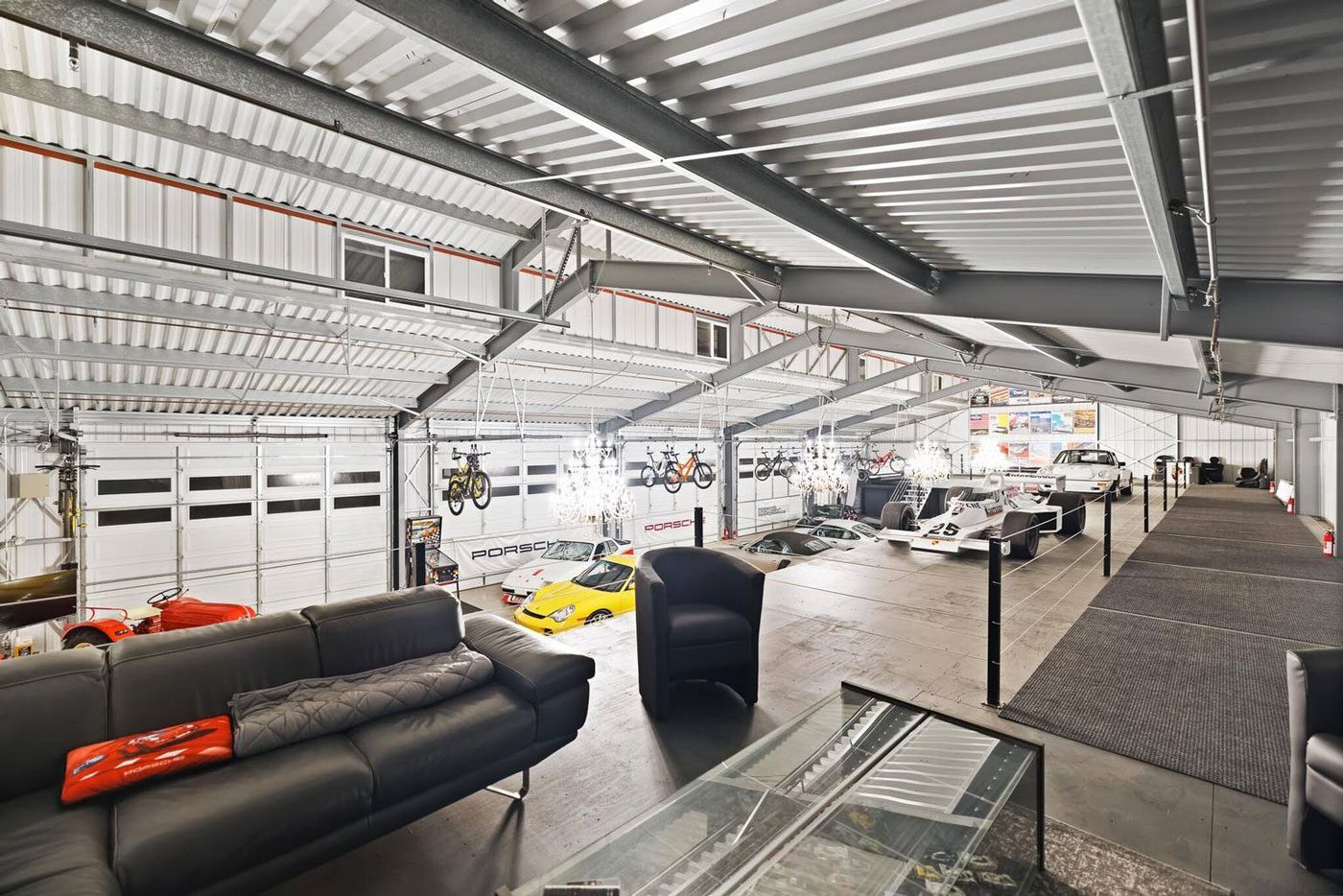 Deze ultieme Porsche-garage staat nu te koop