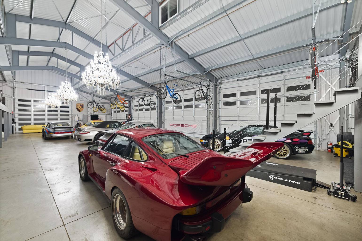 Deze ultieme Porsche-garage staat nu te koop