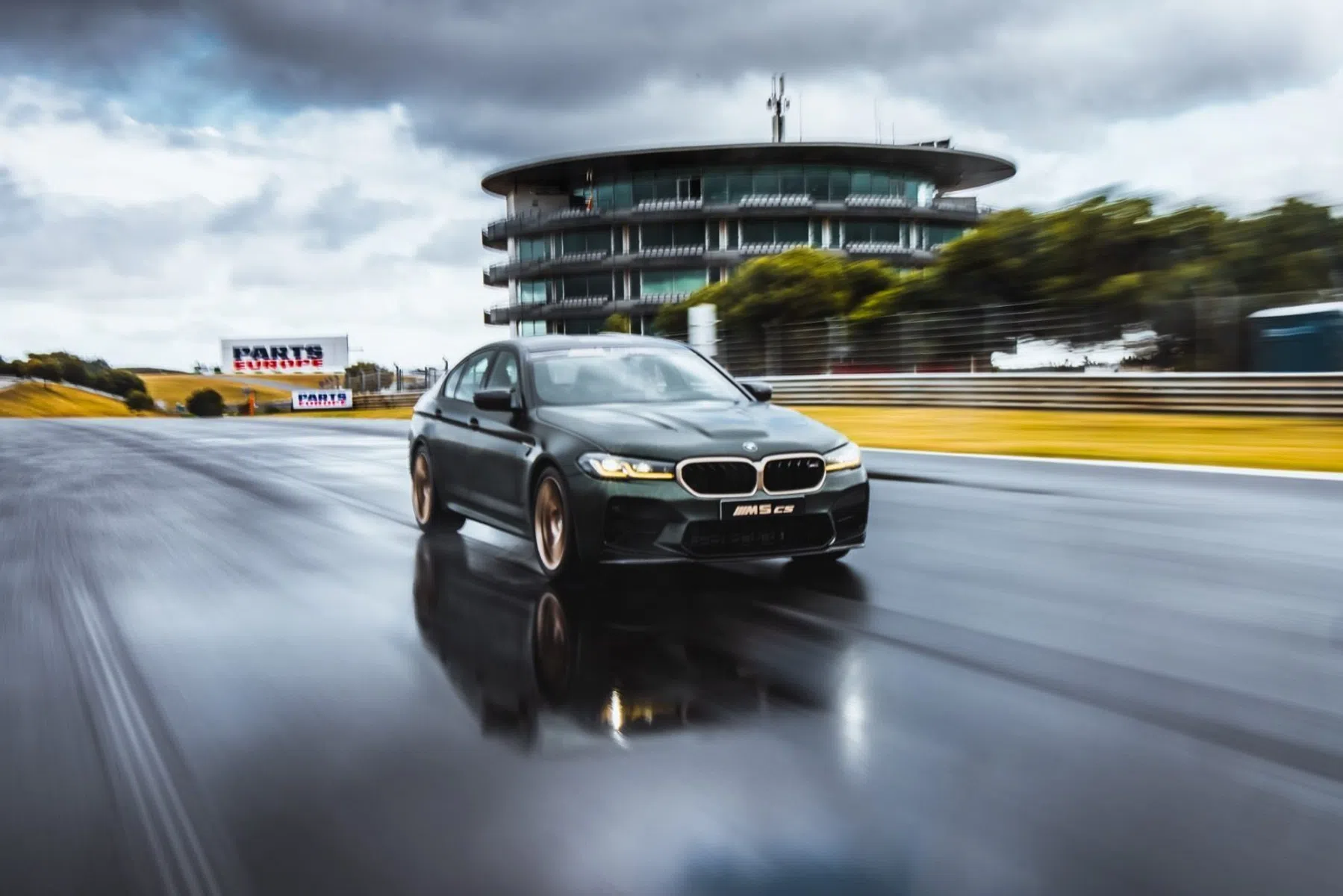 win een BMW M5