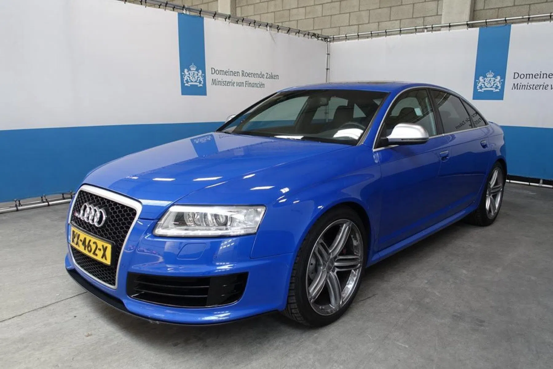 Nogaroblauwe Audi RS6 Sedan