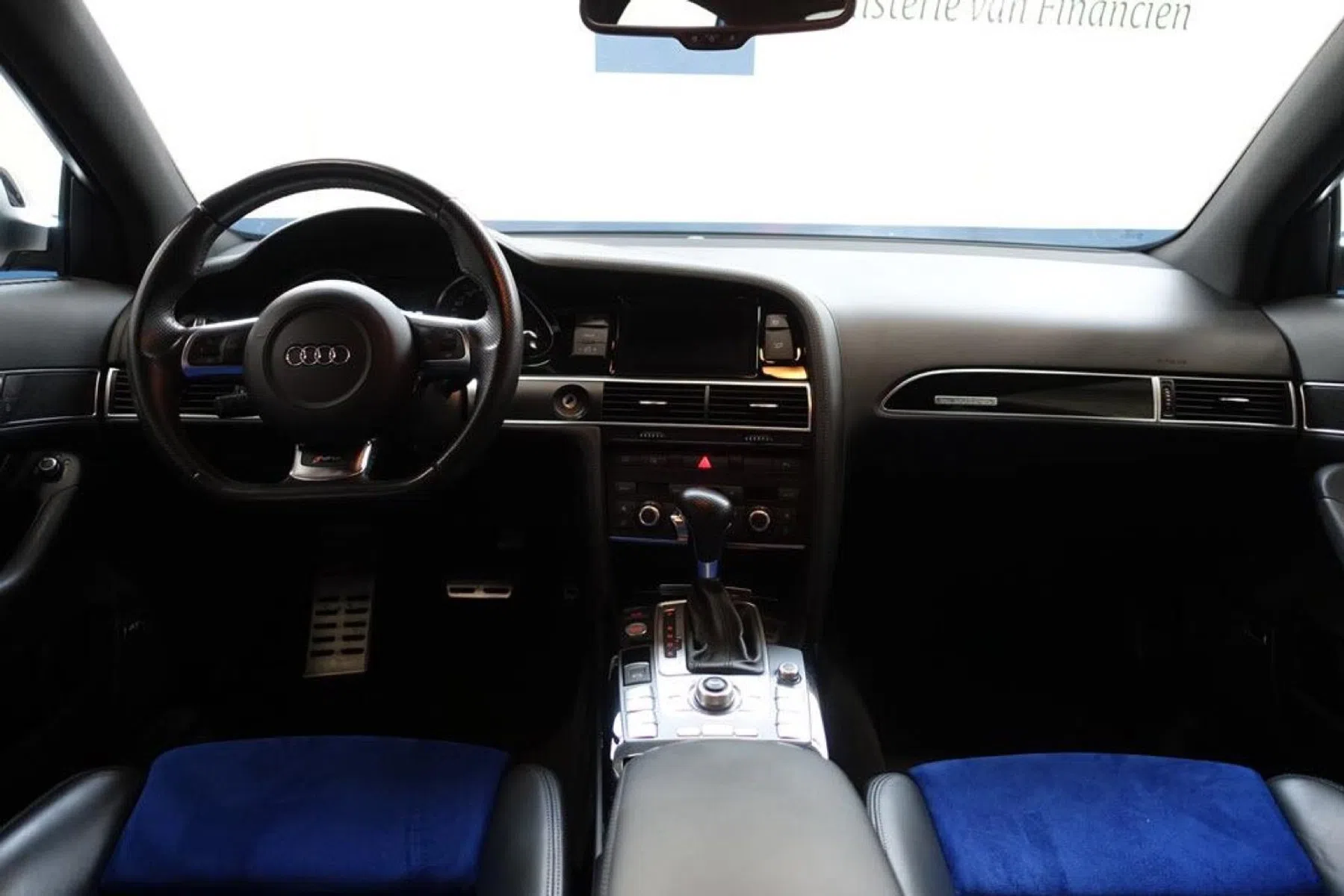 Nogaroblauwe Audi RS6 Sedan