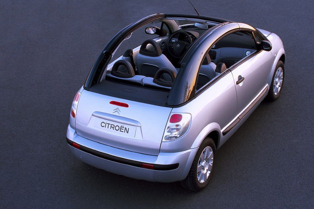 auto met een unieke dakconstructie