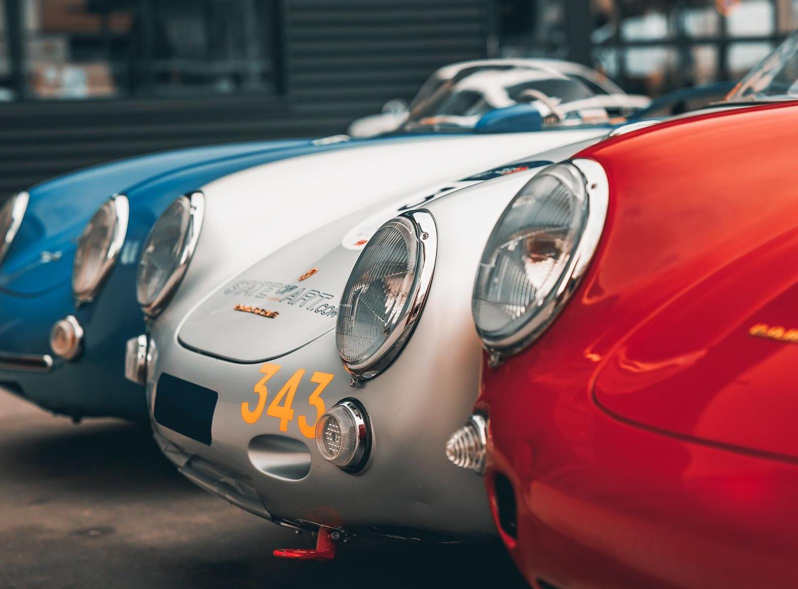 Driemaal Porsche 550 Spyder