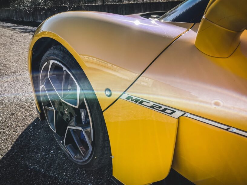 Maserati MC20 rijtest