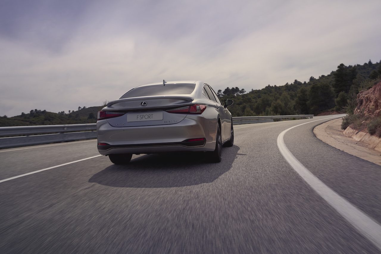 Vernieuwde Lexus ES neemt afscheid van draconische bediening