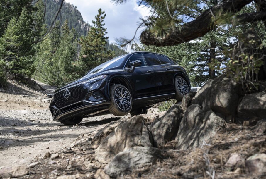 Mercedes EQS SUV offroad