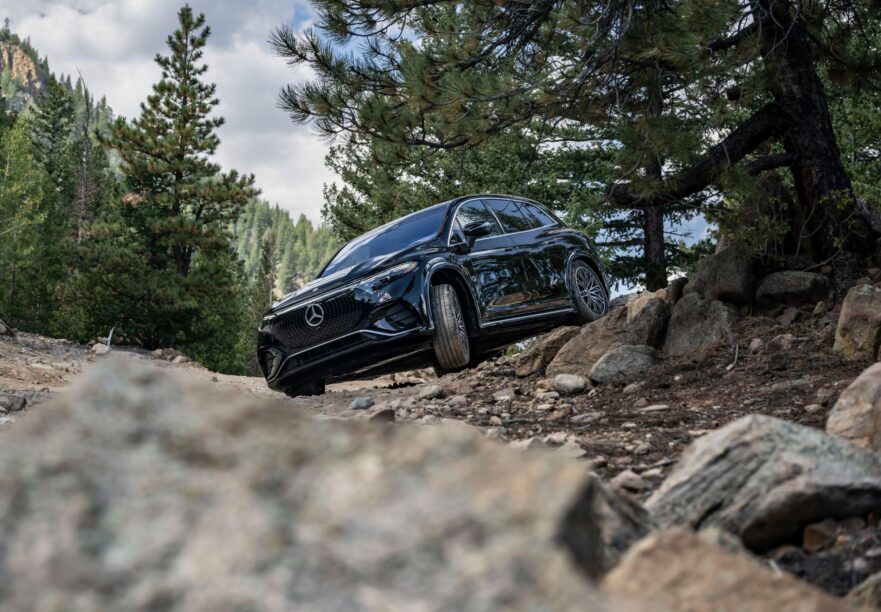 Mercedes EQS SUV offroad