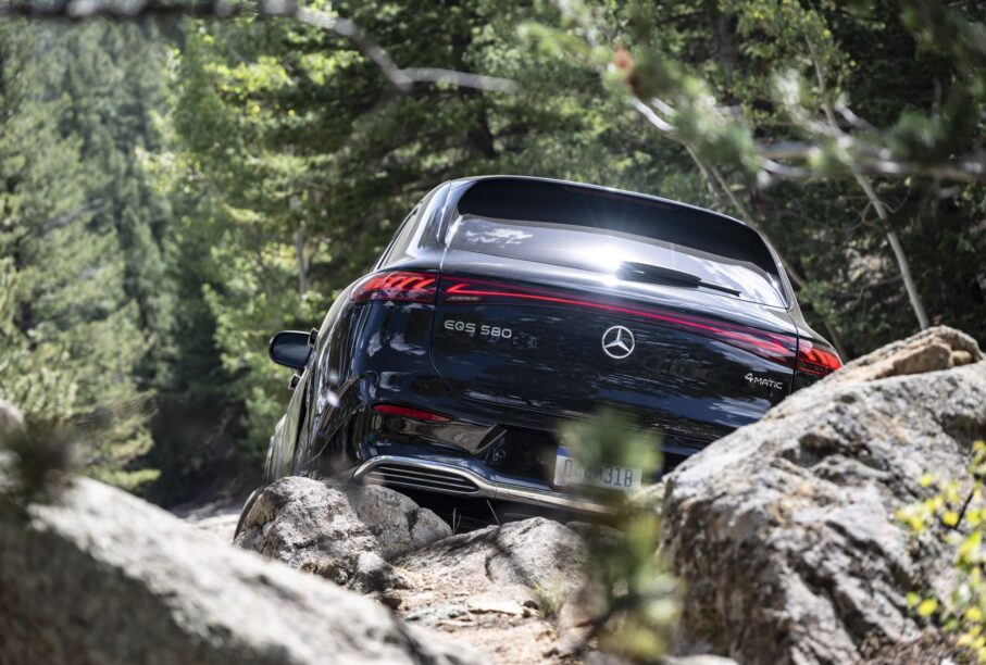 Mercedes EQS SUV offroad