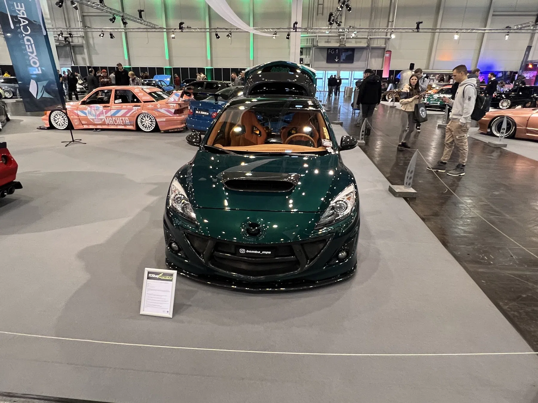 donkergroen met pindakaas interieur