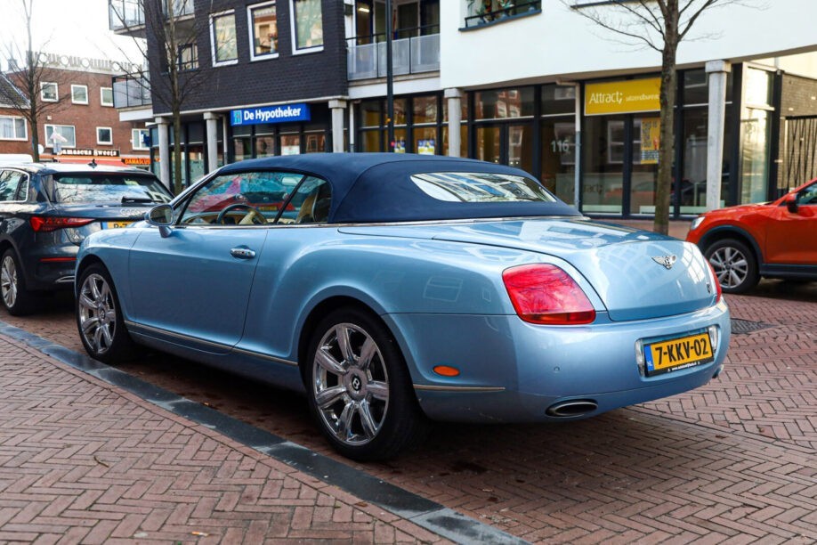 Blauwe auto's op Blue Monday