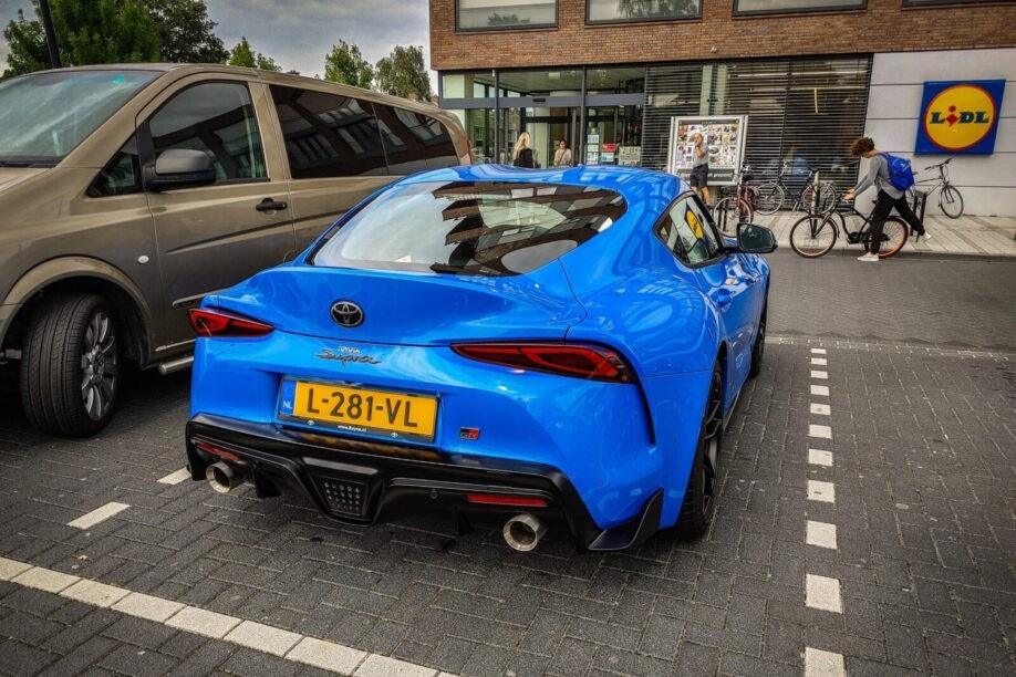 Blauwe auto's op Blue Monday