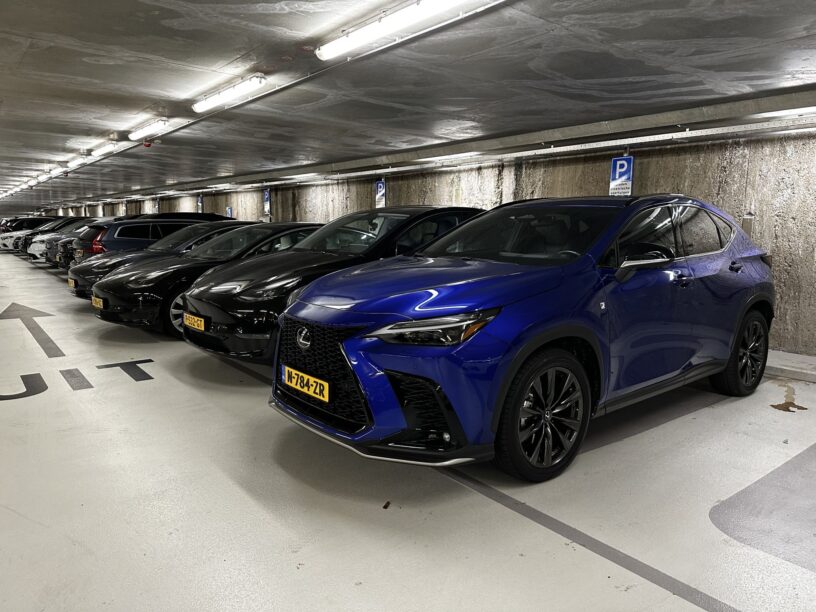 Lexus NX PHEV naast Tesla Model Y