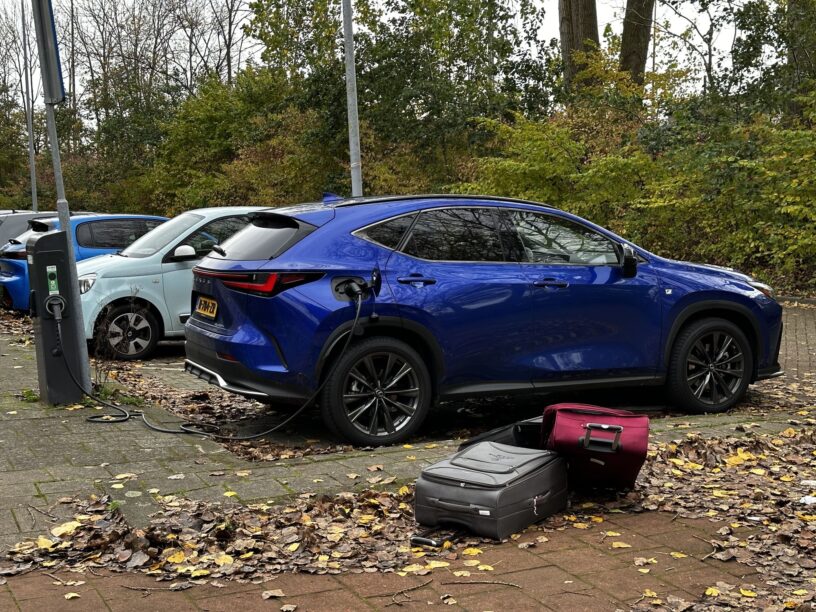 Lexus Nx450h+ aan de laadpaal