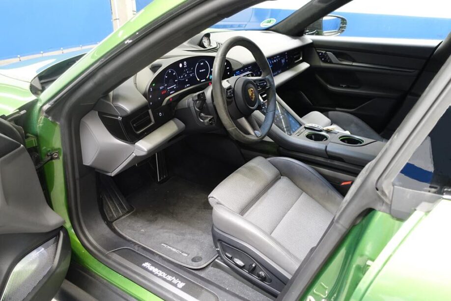 Porsche Taycan Turbo S bij Domeinen