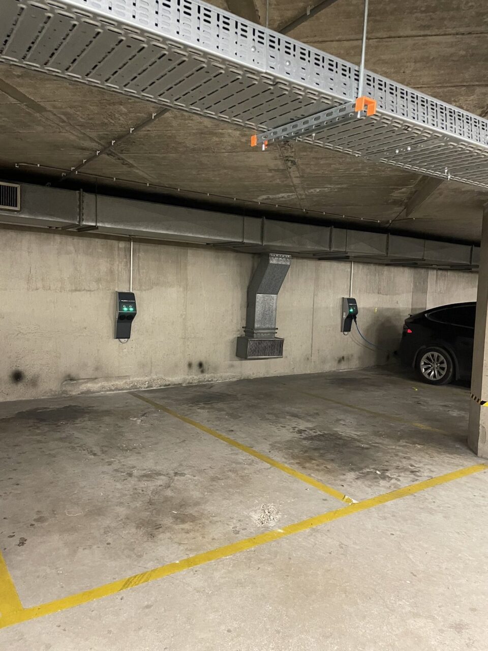 Tesla laden stopcontact