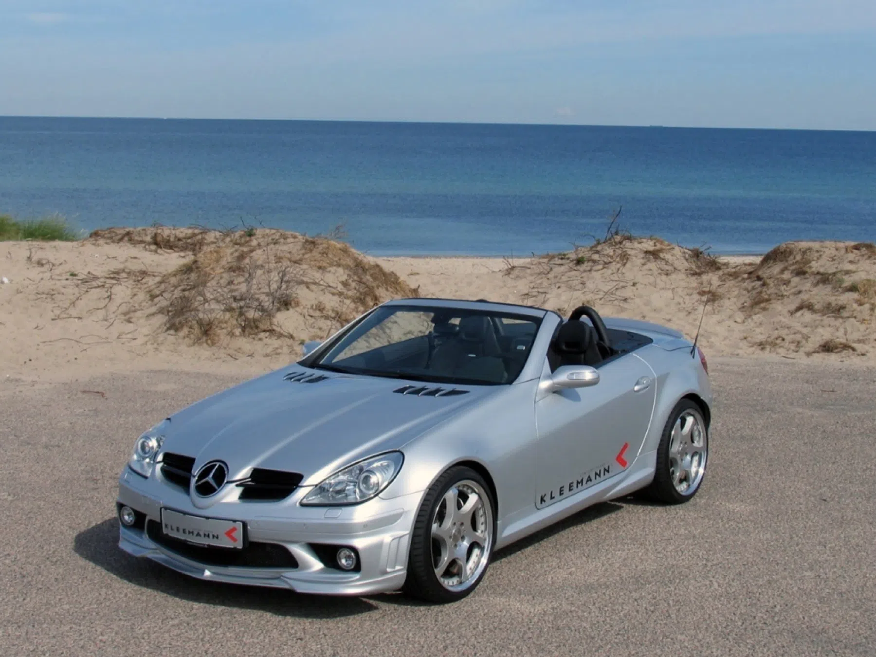 roadster met supercharged V8