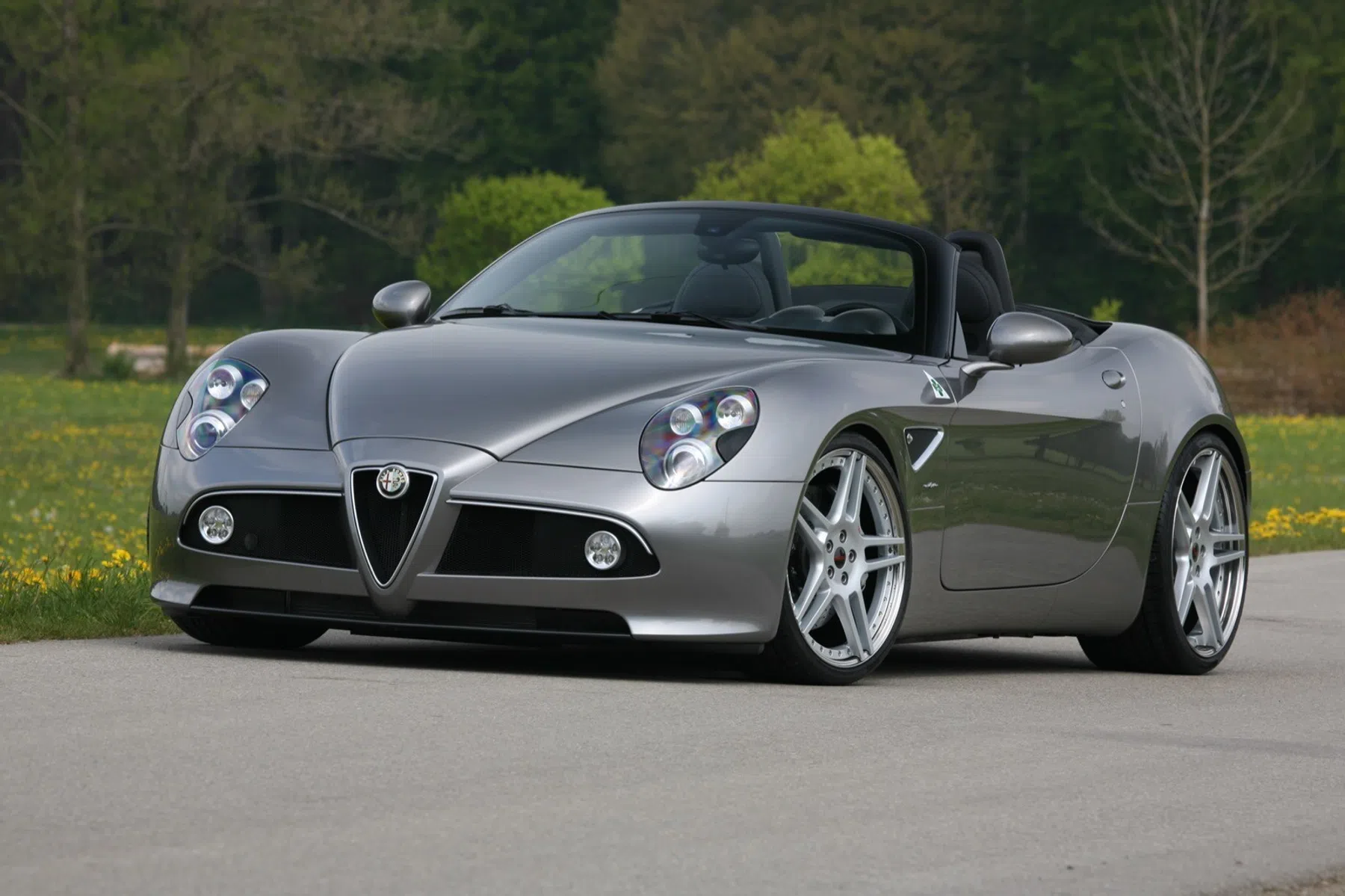 roadster met supercharged V8