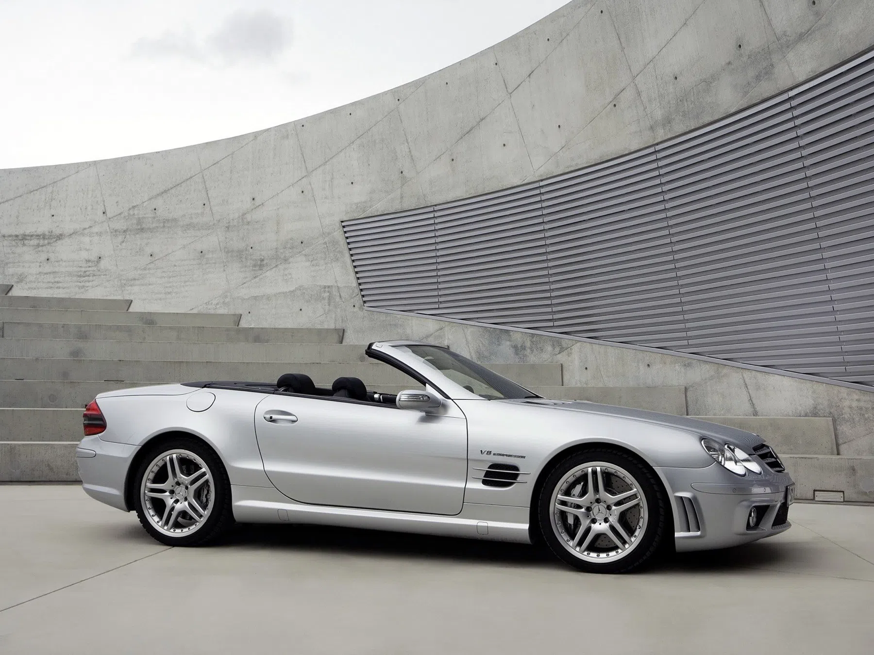 roadster met supercharged V8