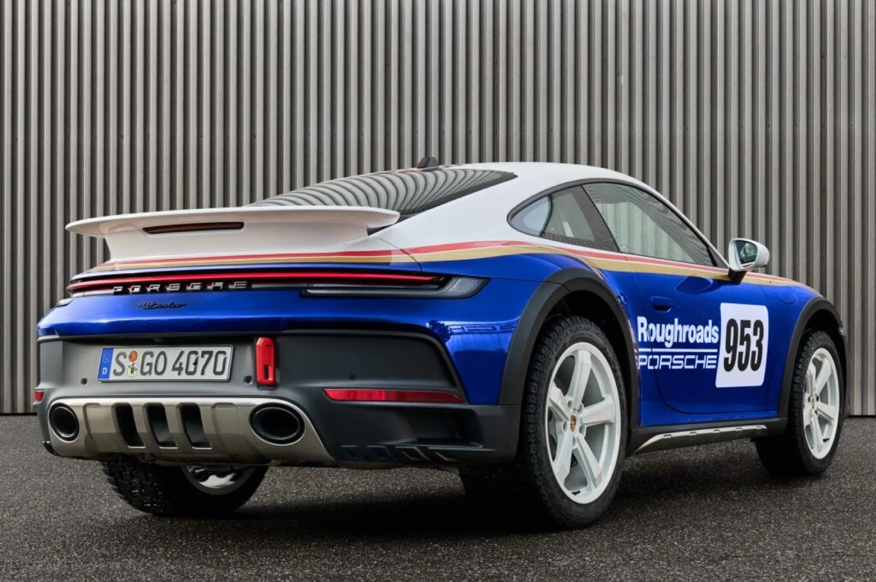 911 Dakar snijdt bochten af