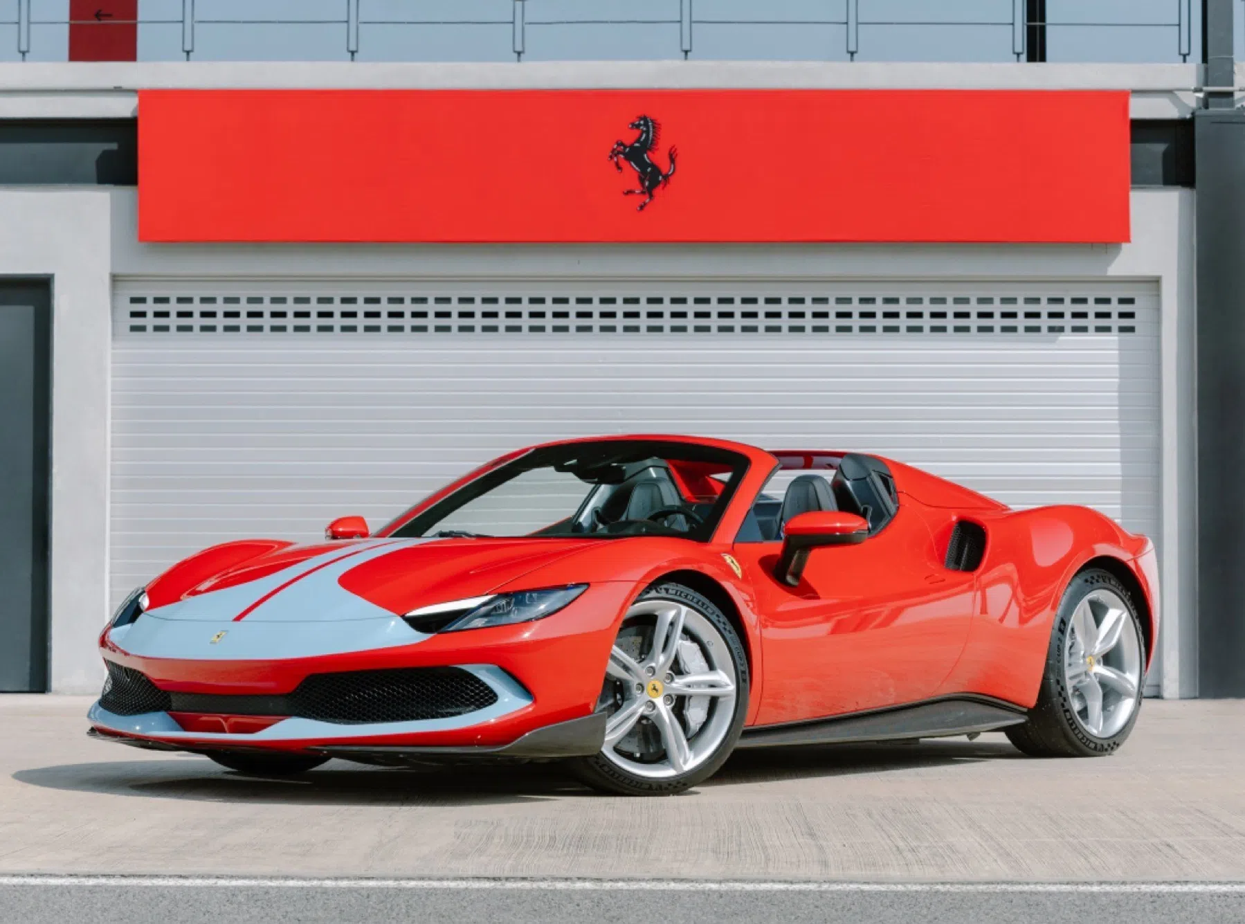 Verkoop geëlektrificeerde Ferrari's