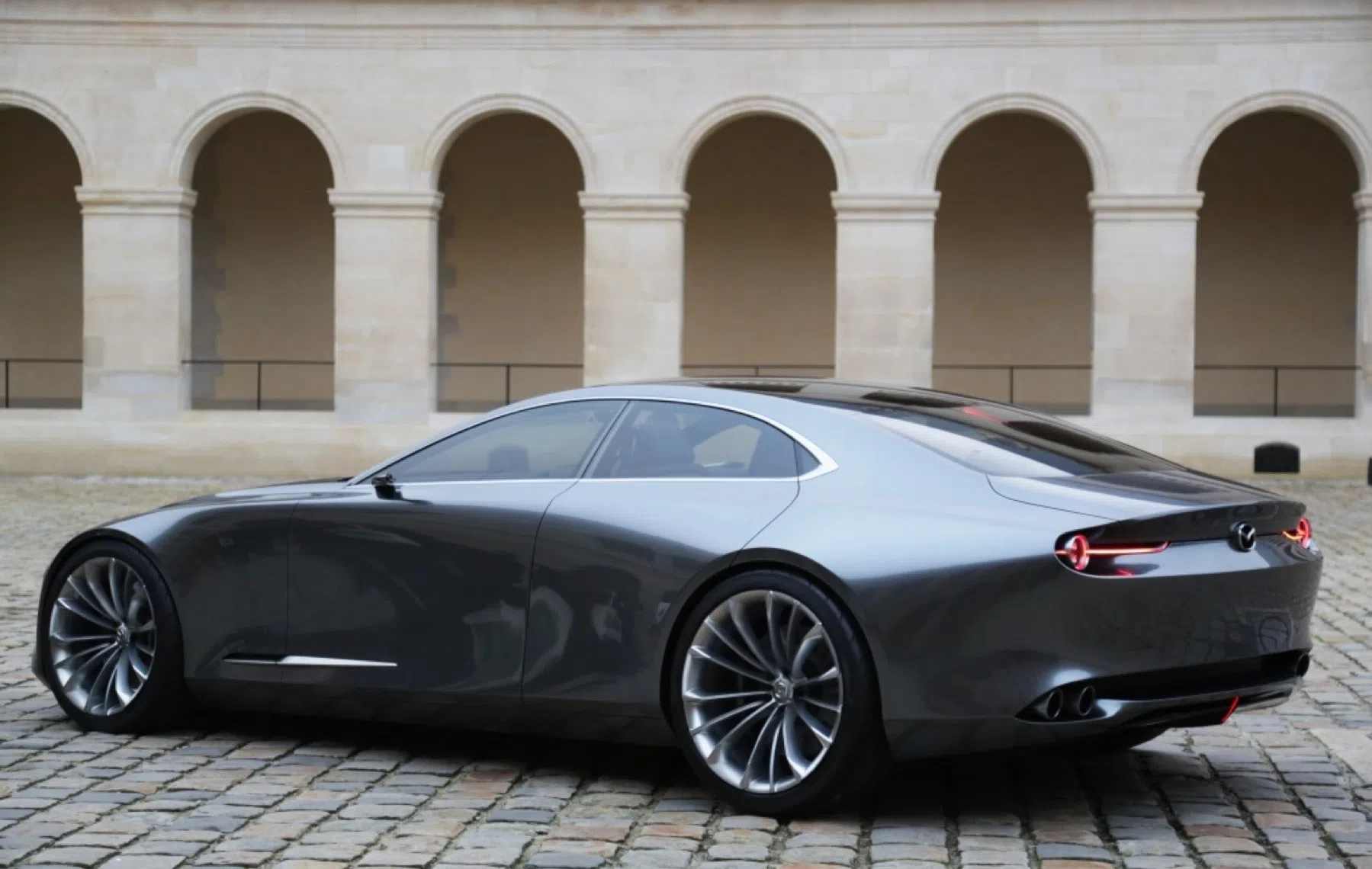 Mazda vierdeurs coupé