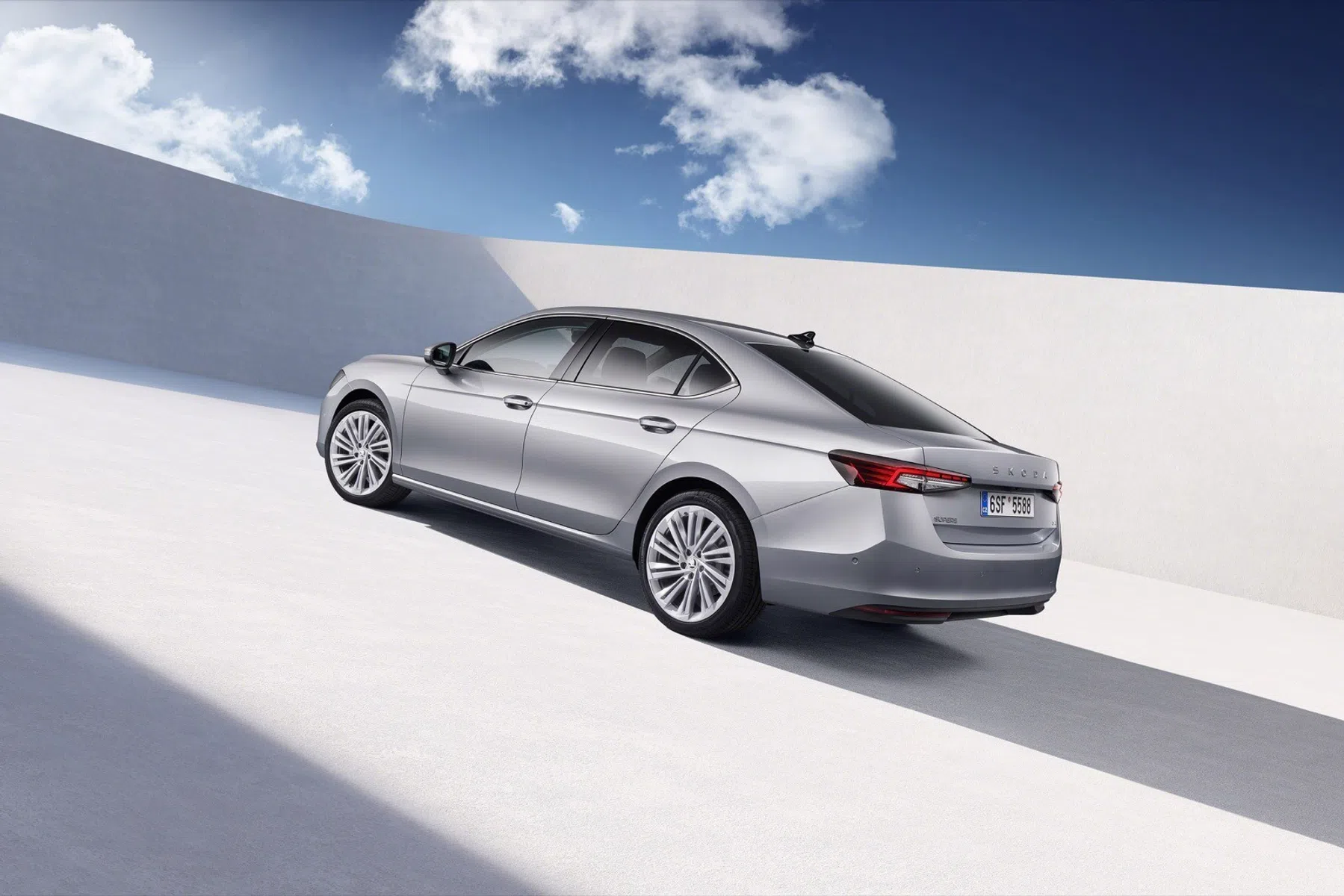 Gloednieuwe Skoda Superb 