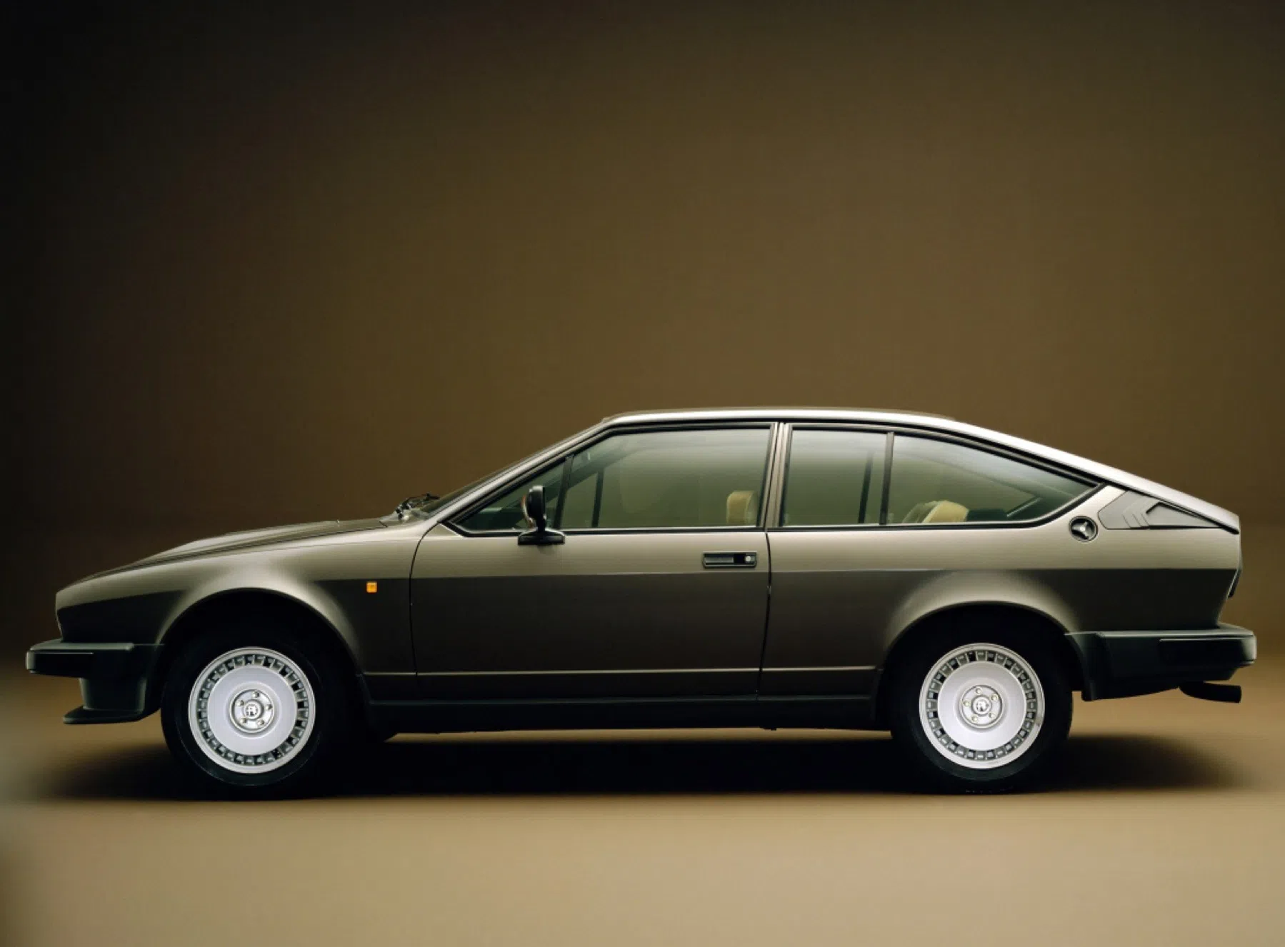 Ala Romeo Busso Busso V6: Geschiedenis en auto's die 'm hebben!