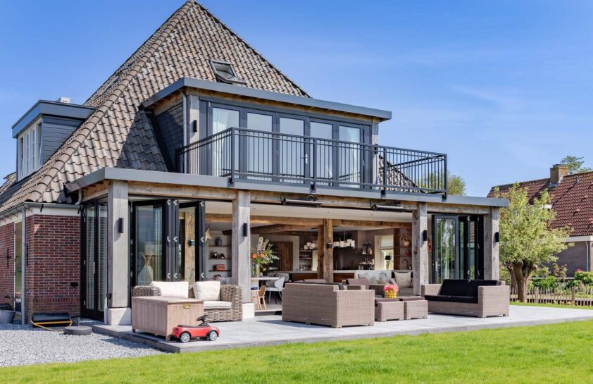 Koop deze Nederlandse boerderij met een Bugatti op stal
