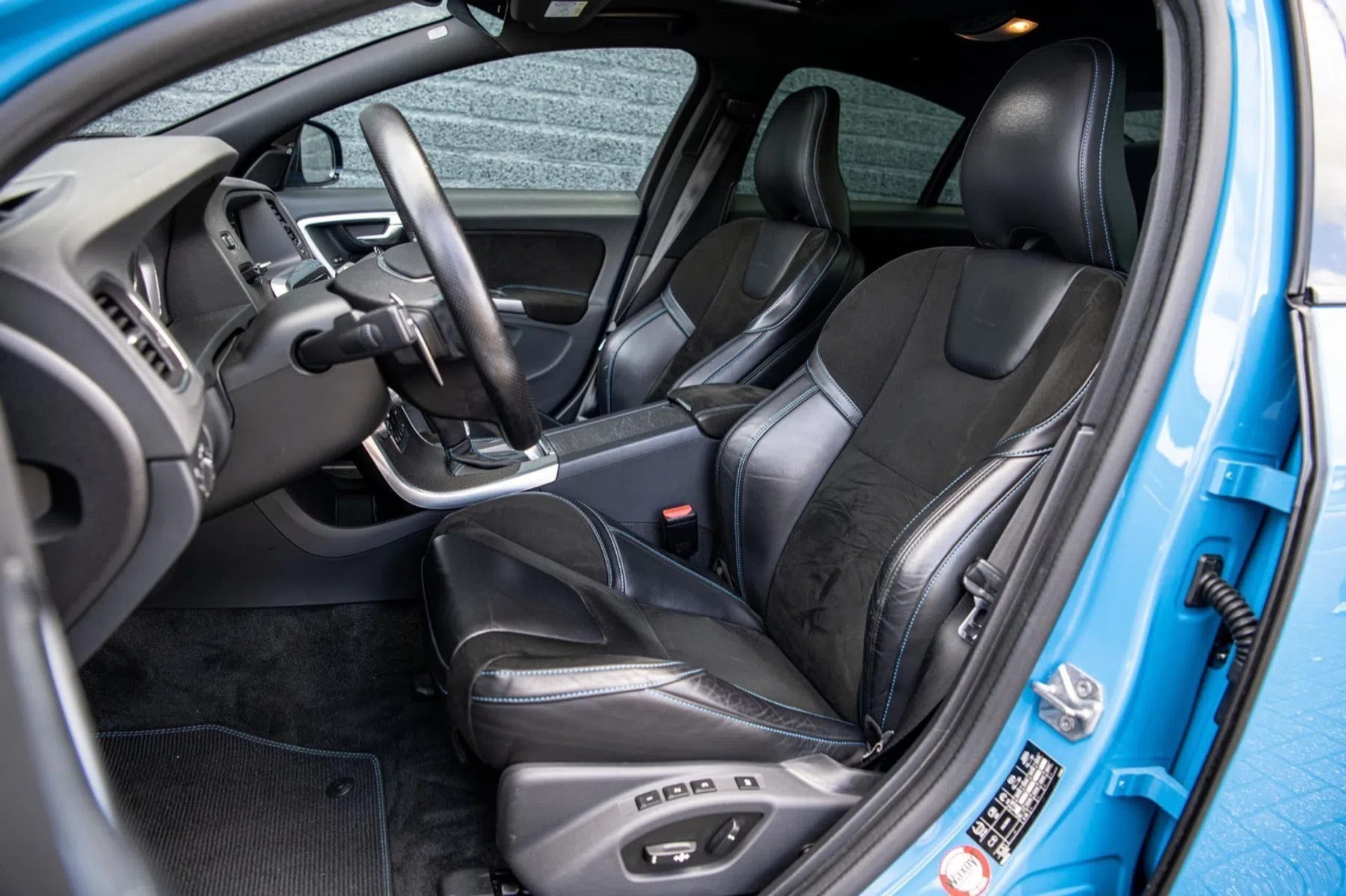 felblauwe Volvo S60 Polestar