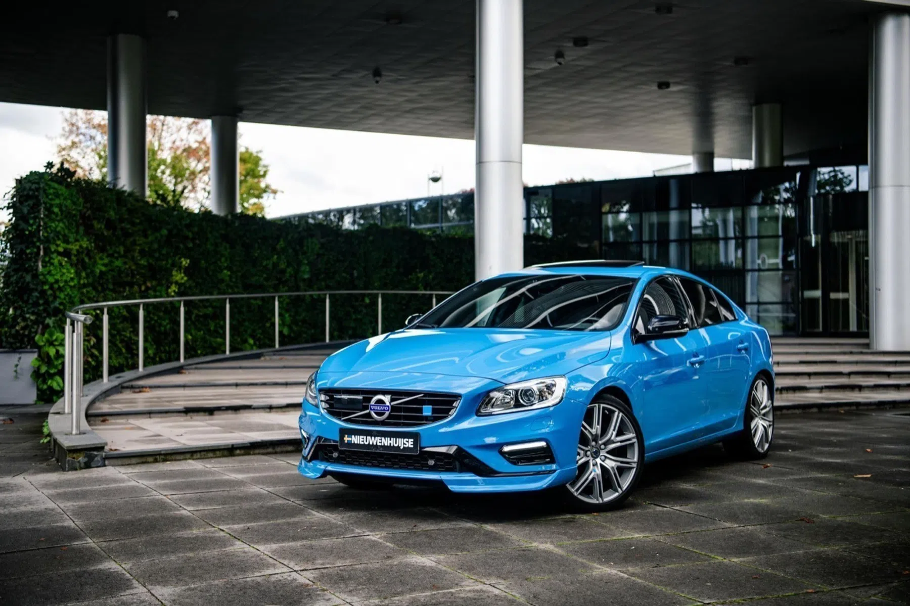 felblauwe Volvo S60 Polestar