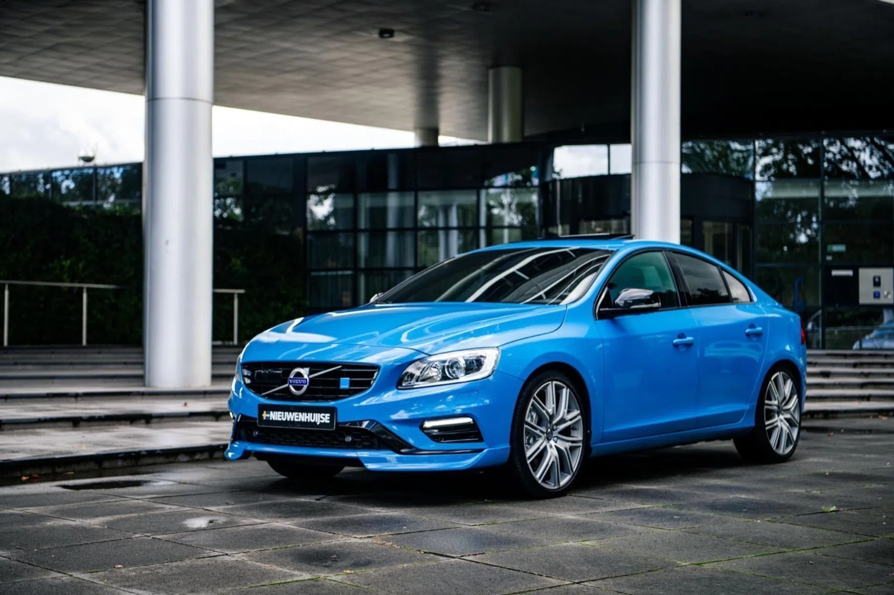 felblauwe Volvo S60 Polestar