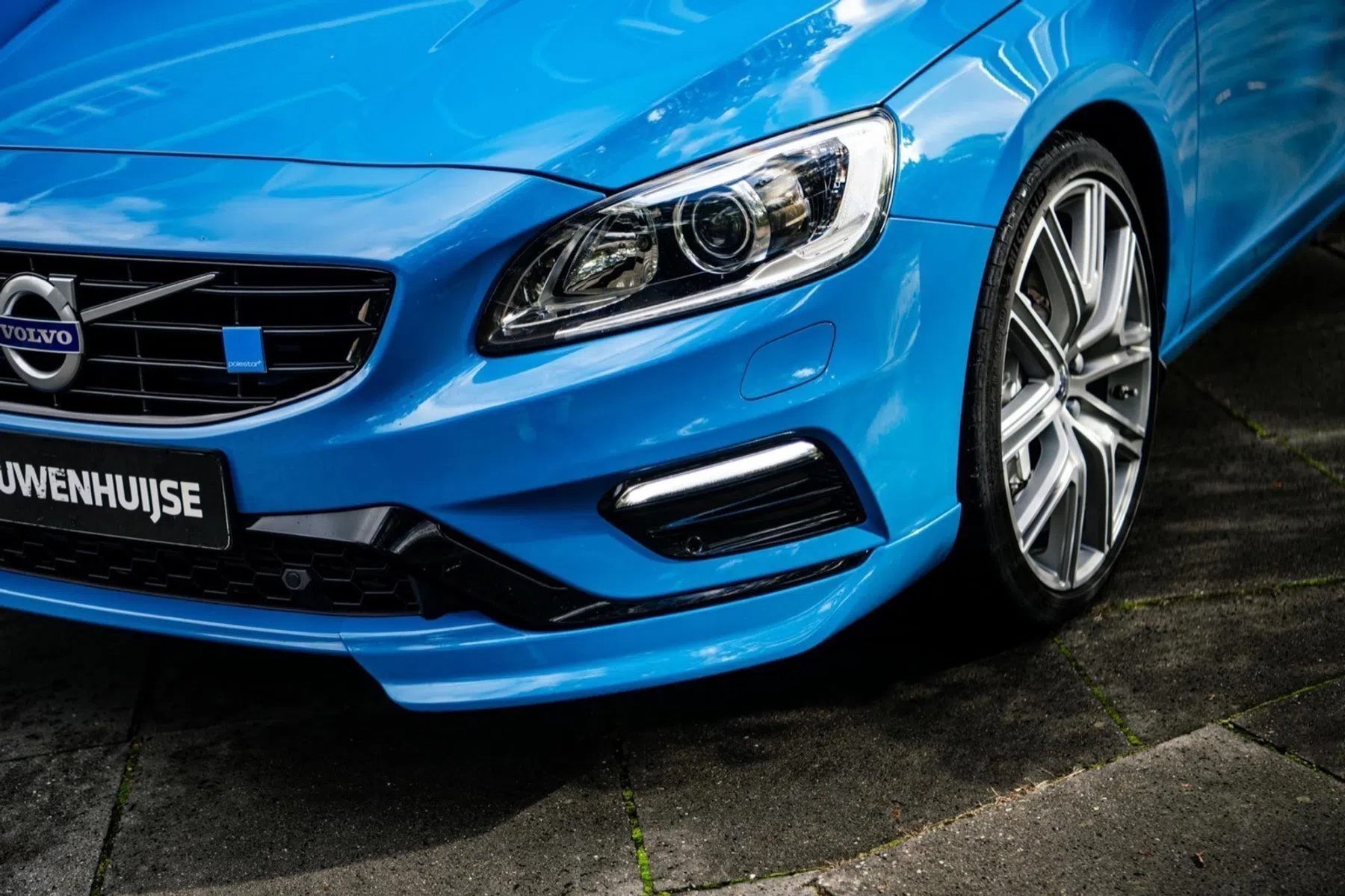 felblauwe Volvo S60 Polestar